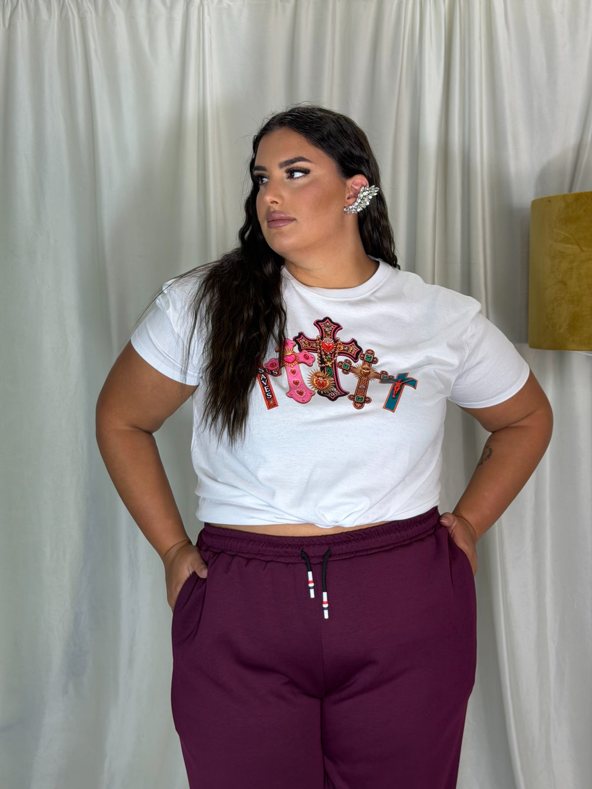 T-shirt stampa con croce bianca
