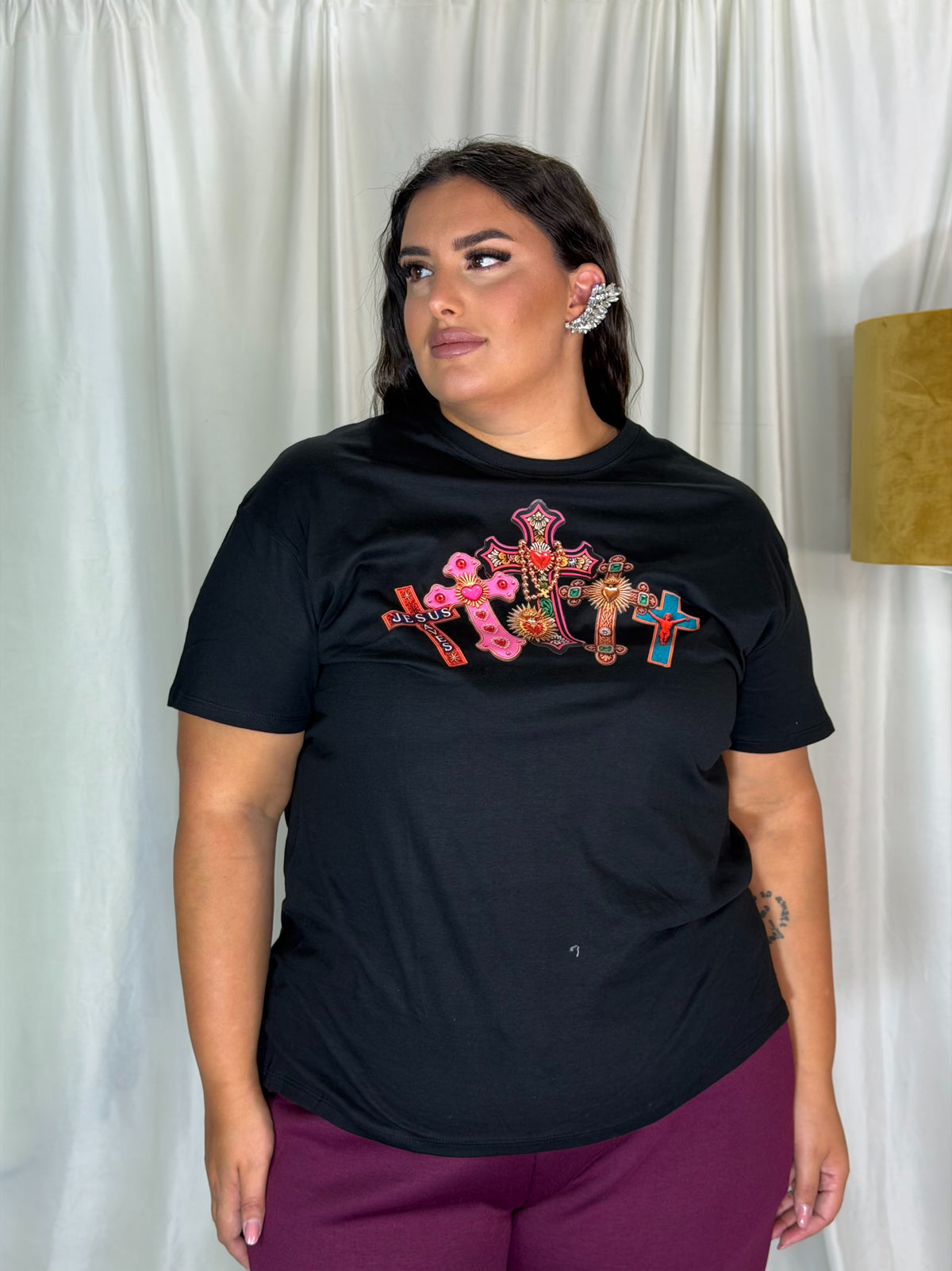 T-shirt stampa con croce nera