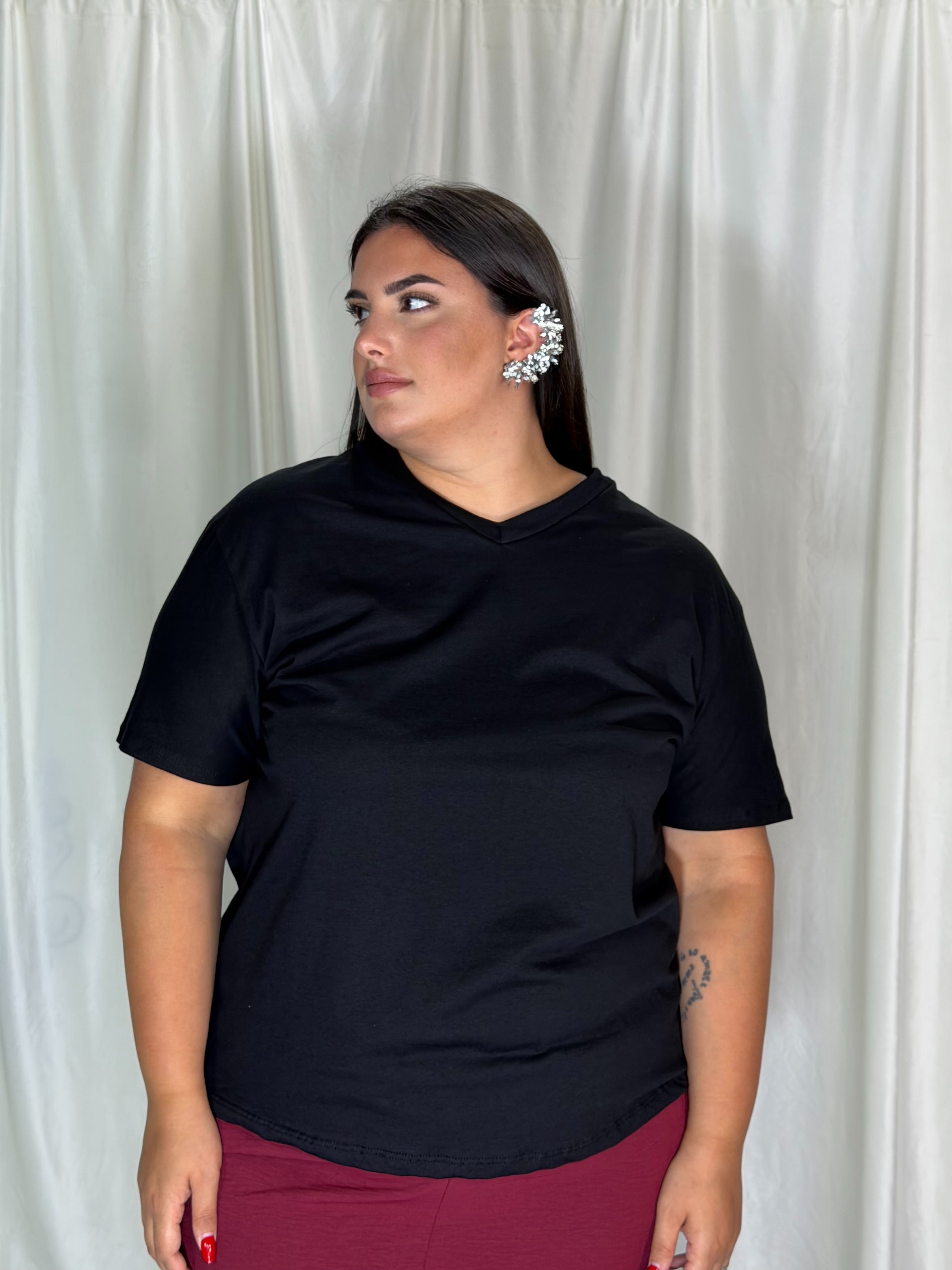 T-shirt basic scollo a V nera